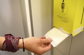 Le canton de Fribourg est précurseur avec la mise à disposition en libre accès des protections 
hygiéniques dans les écoles ainsi que dans les institutions publiques et sportives (archives).